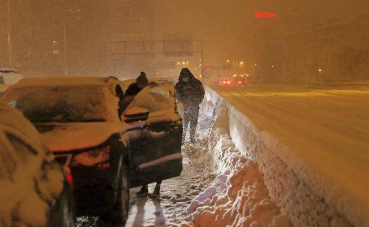 Conductores atrapados por la nieve en la M40 de Madrid.