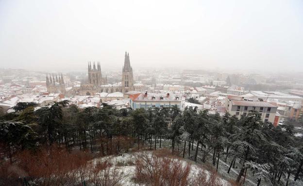 La nieve se asoma a Burgos y empieza a ocasionar problemas al tráfico