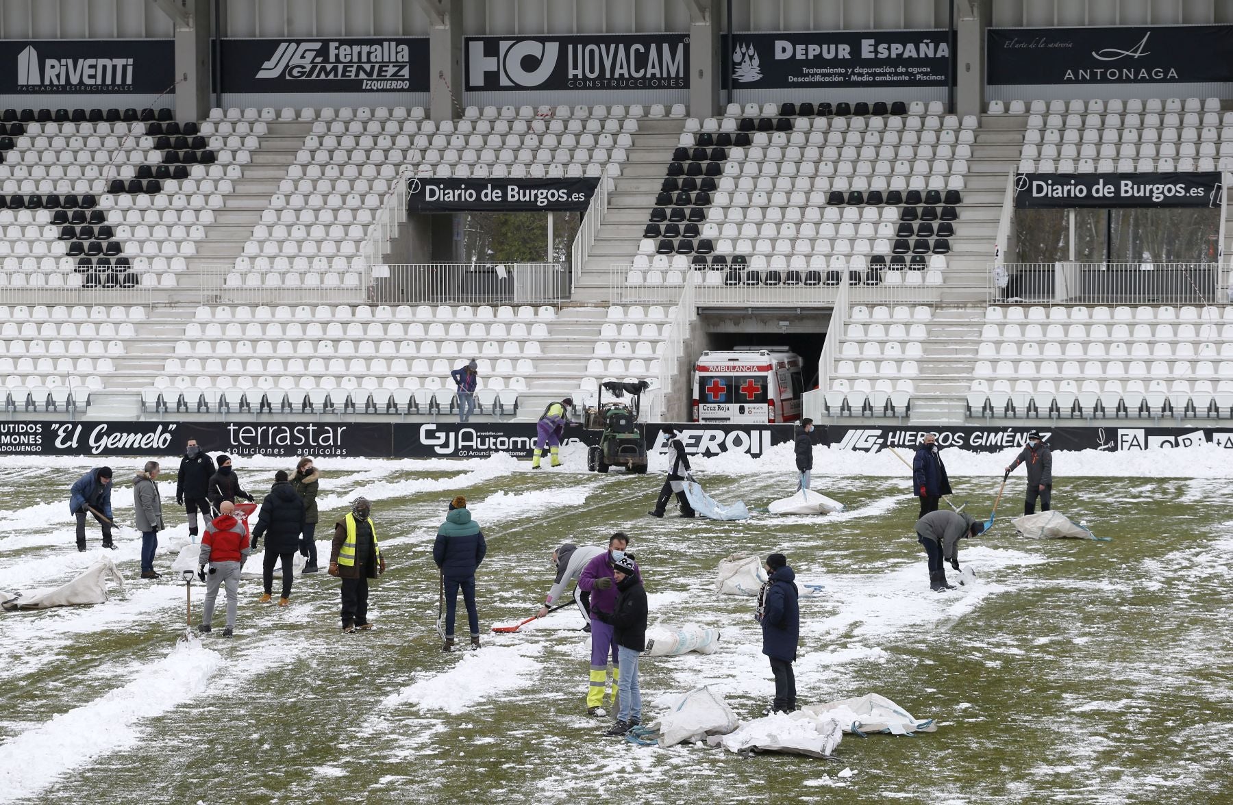 Fotos: La nieve obliga a retrasar el partido del Burgos CF