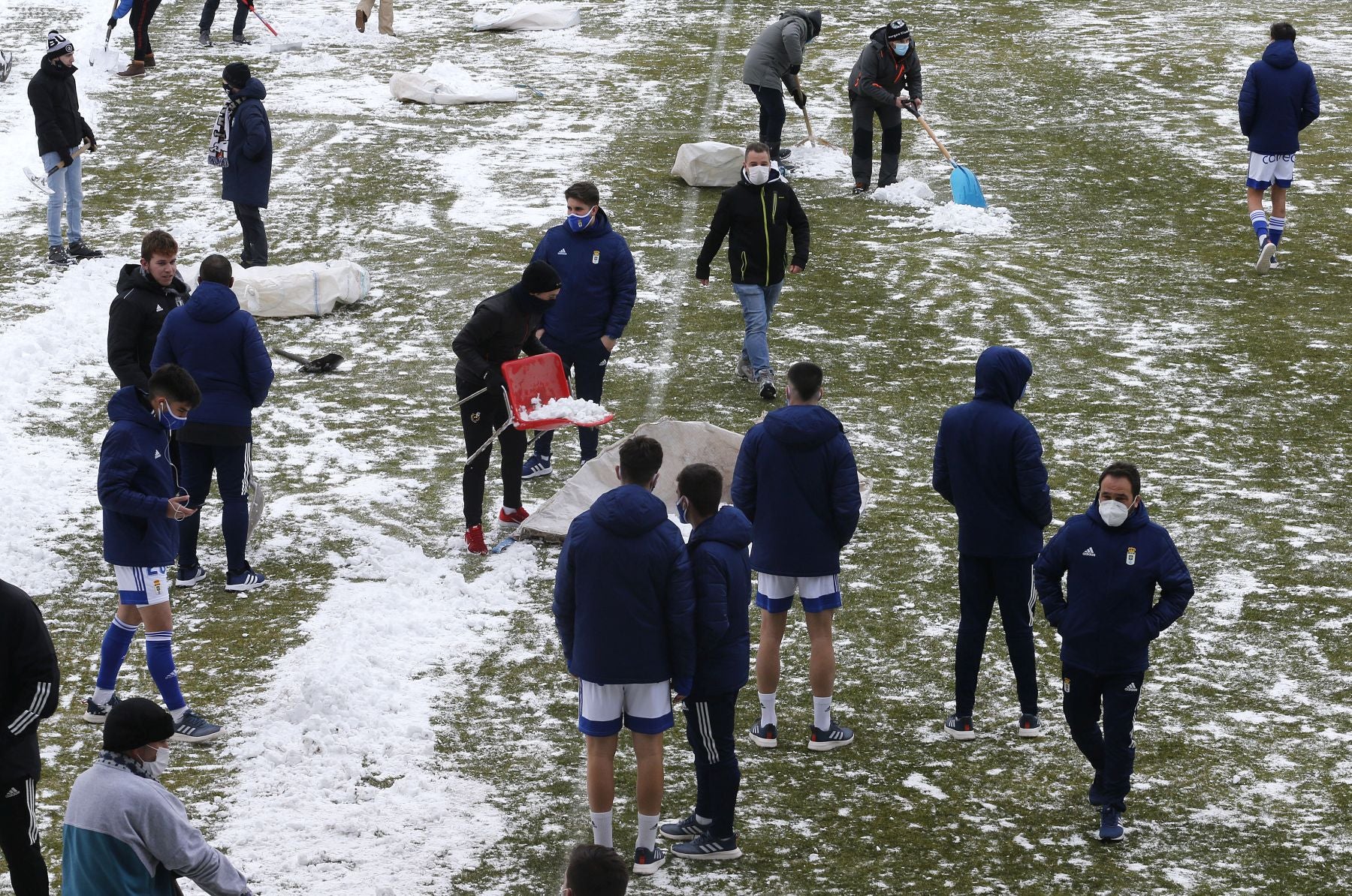 Fotos: La nieve obliga a retrasar el partido del Burgos CF