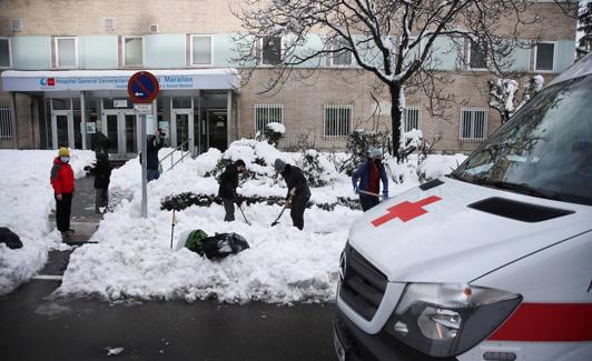 Voluntarios despejan los accesos al Hospital Gregorio Marañon de Madrid.