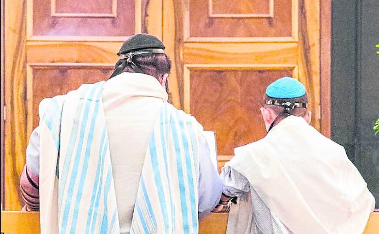 Bar Mitzvah en la sinagoga de Barcelona, ceremonia que marca el paso a la edad adulta.