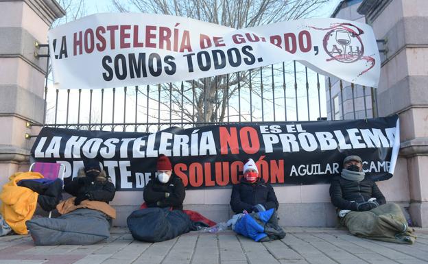 Concentración de hostelros frente a la sede de la Presidencia de la Junta de Castilla y León, este lunes por la mañana. 