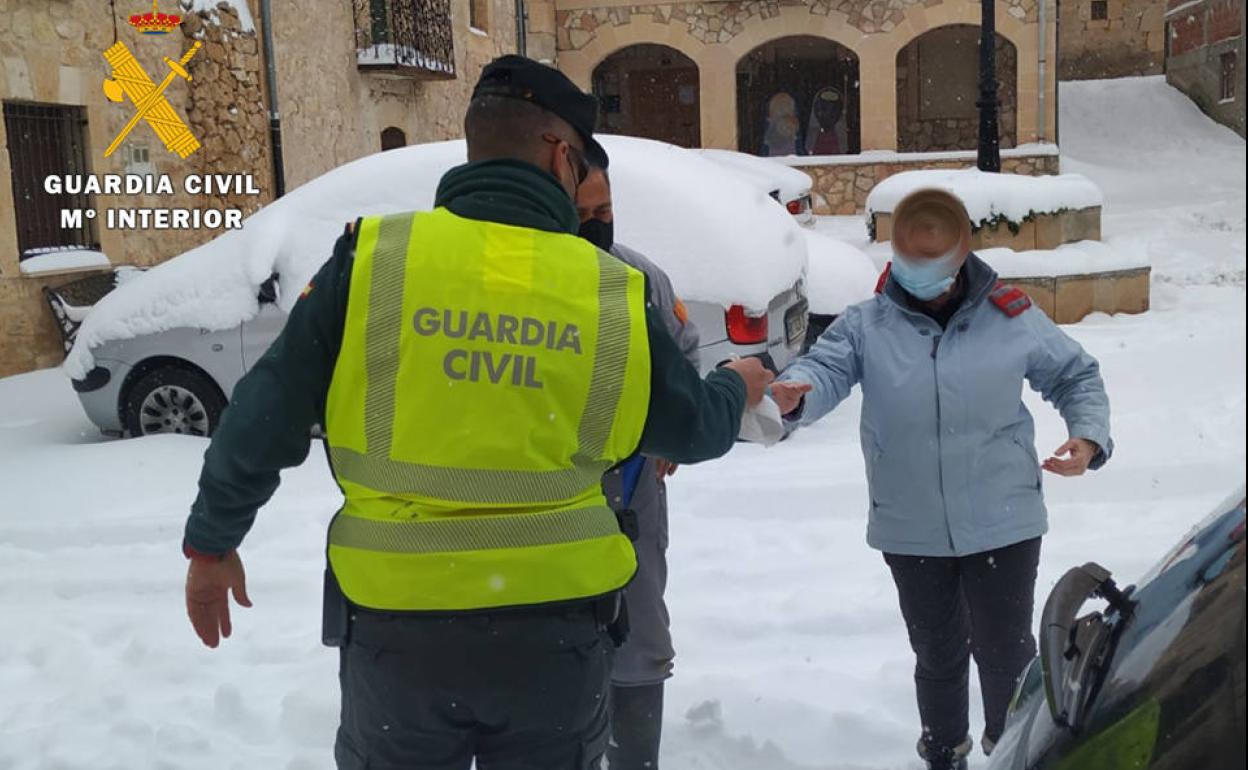 Entrega de los medicamentos por parte de la Guardia Civil. 