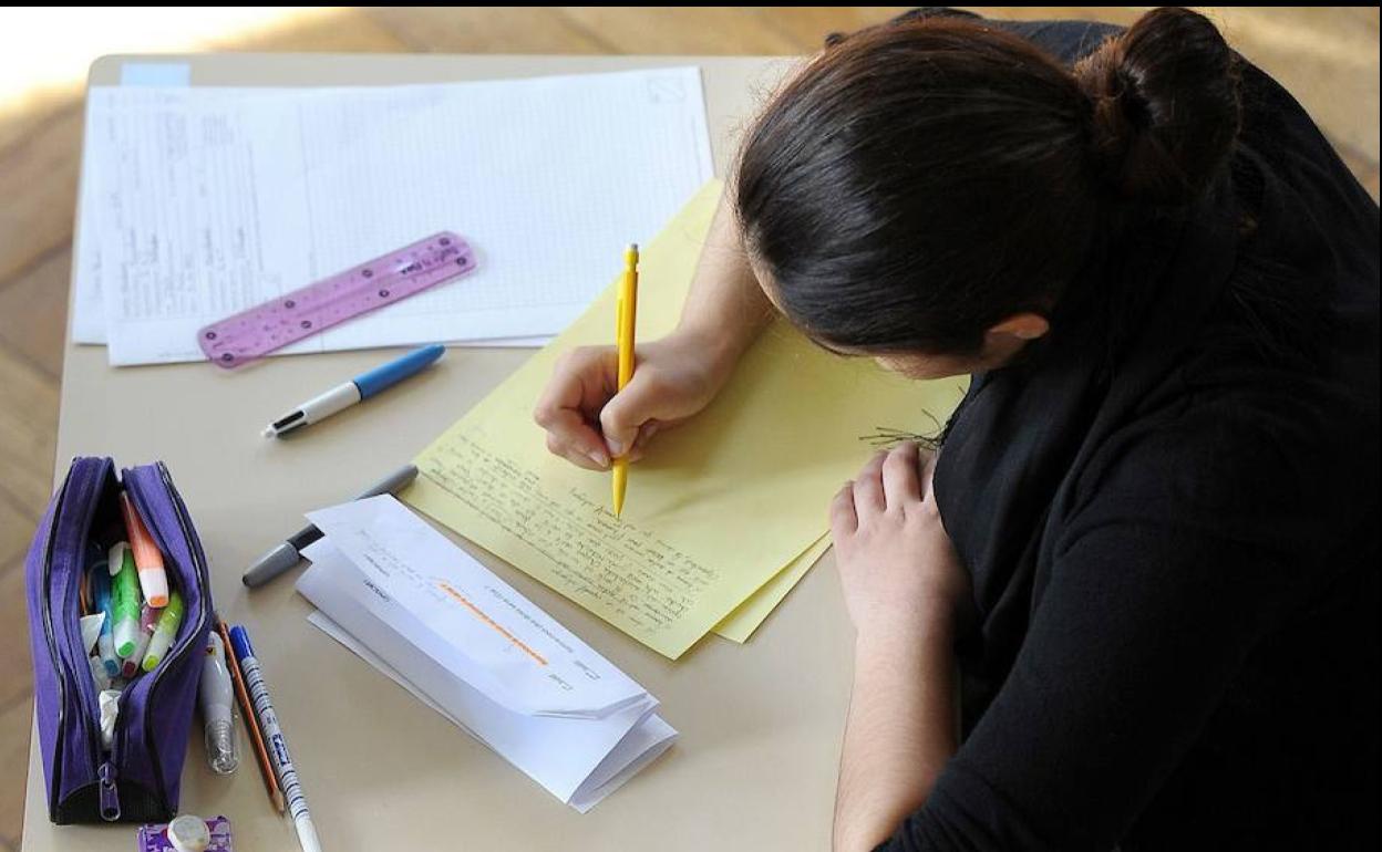 Una joven realiza un examen. 