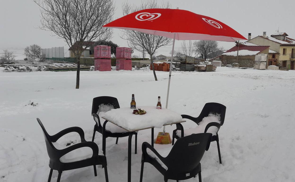 Estado en el que se encontraba la terraza del bar La Fragua, en Peñalba de Castro, este martes.