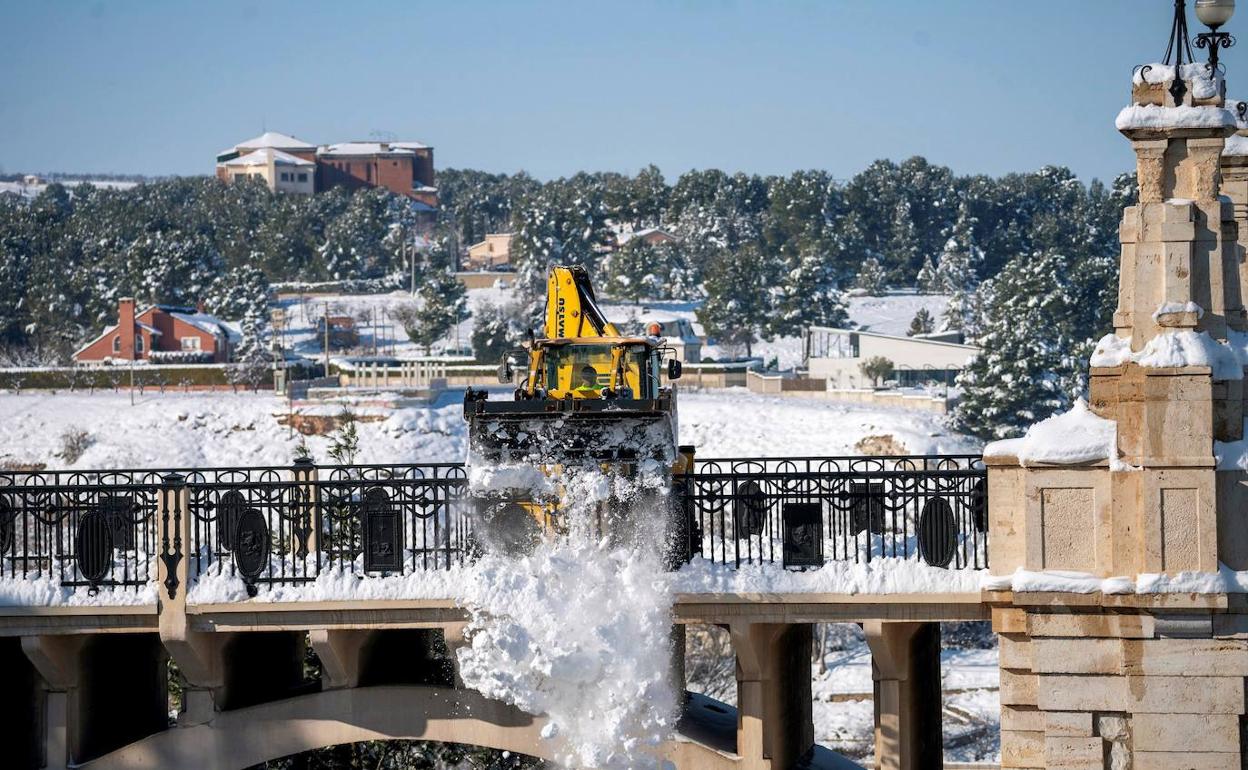 Una máquina retira nieve en Teruel.