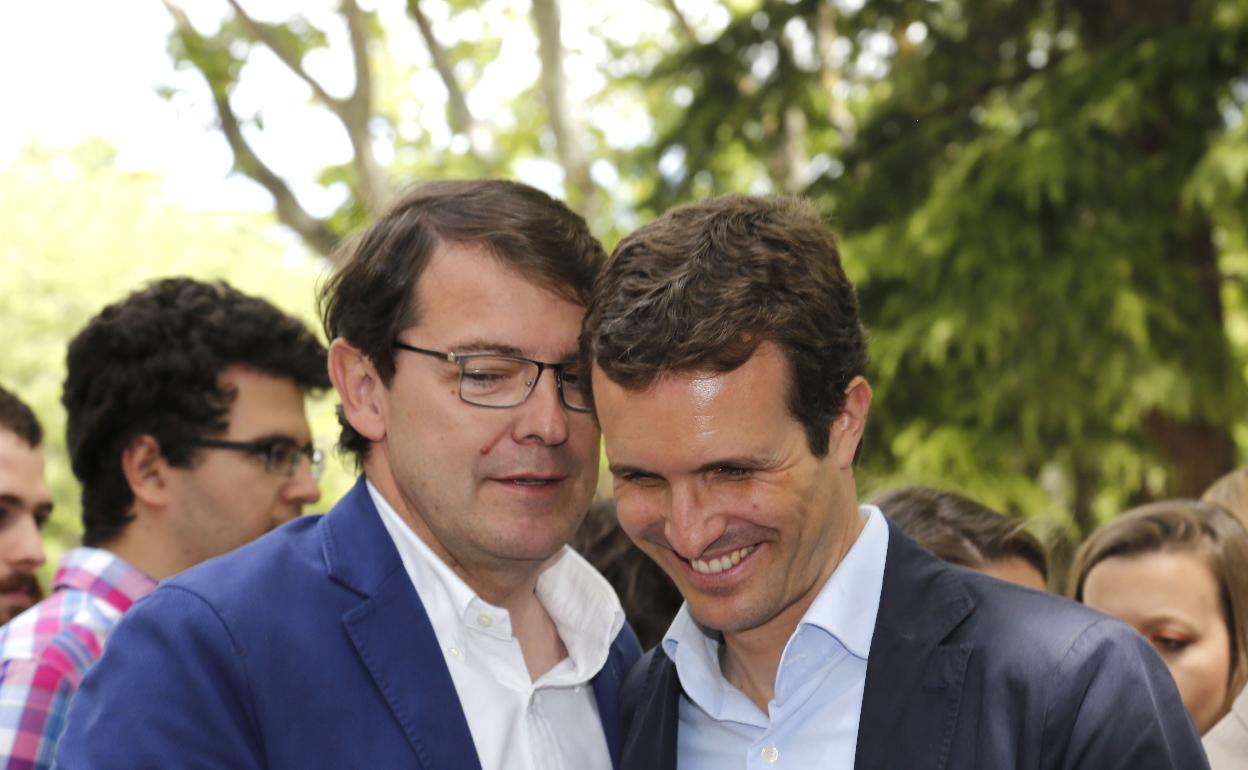 Alfonso Fernández Mañueco y Pablo Casado, en 2019, en Palencia.