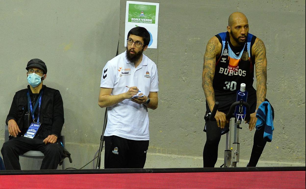 Horton, a la derecha, con el preparador físico del Hereda San Pablo, Daniel Hernández.