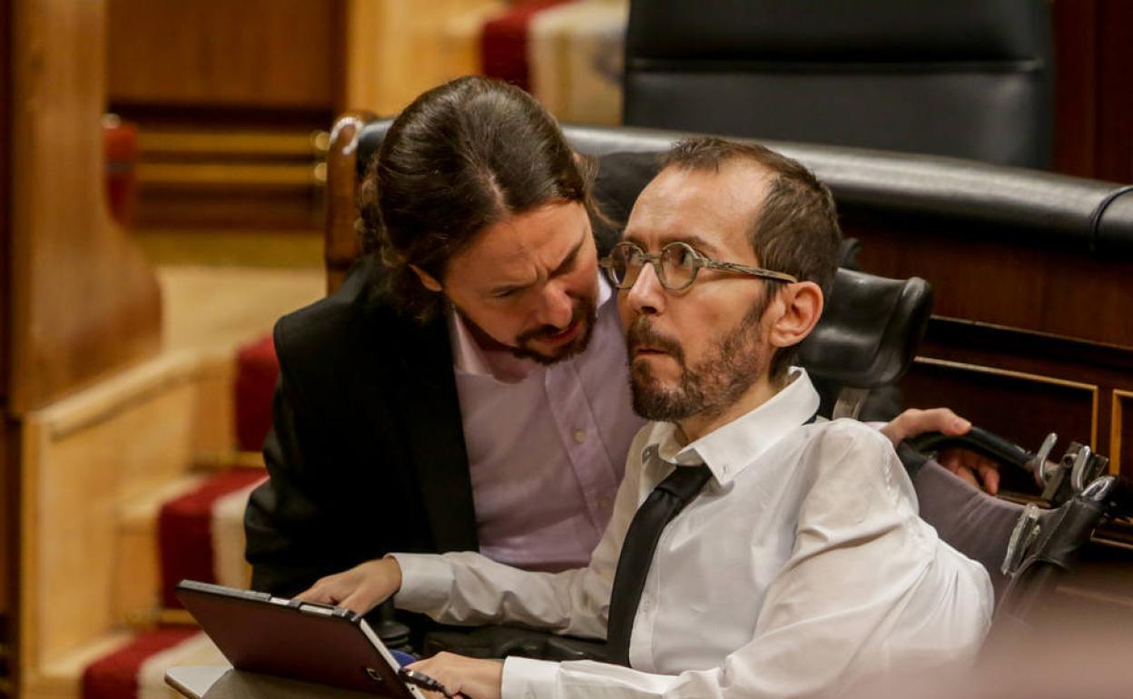 Pablo Iglesias y Pablo Echenique, durante una sesión parlamentaria.