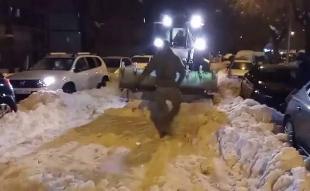 El Regimiento de Ingenieros de Burgos se desplaza a Madrid para despejar calles cortadas por la nieve