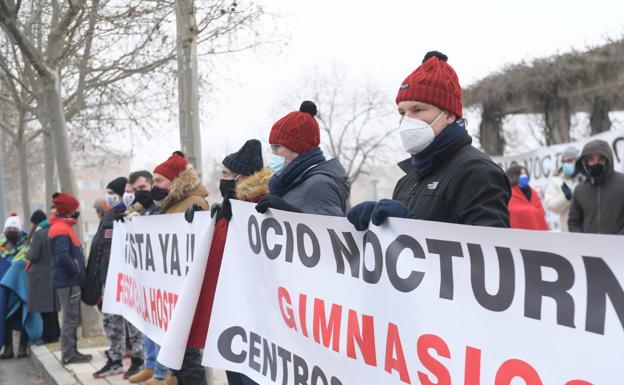 Medio centenar de hosteleros protestan en Valladolid para «pedir explicaciones» por el cierre