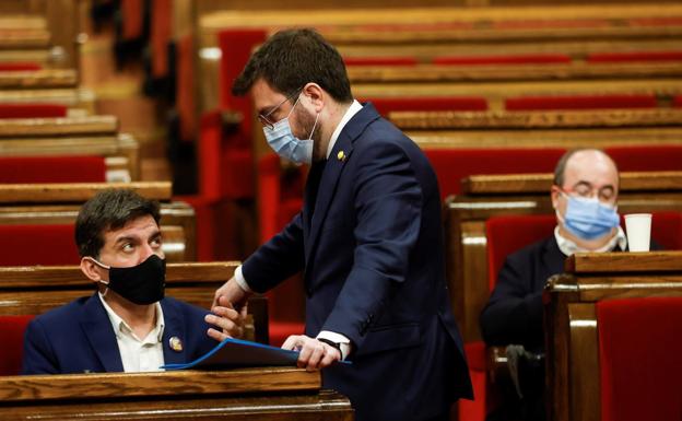 Pere Aragonès, de pie, junto a Sergi Sabrià, y Miquel Iceta, en el debate de la Diputación permanente del Parlament de esta semana. 