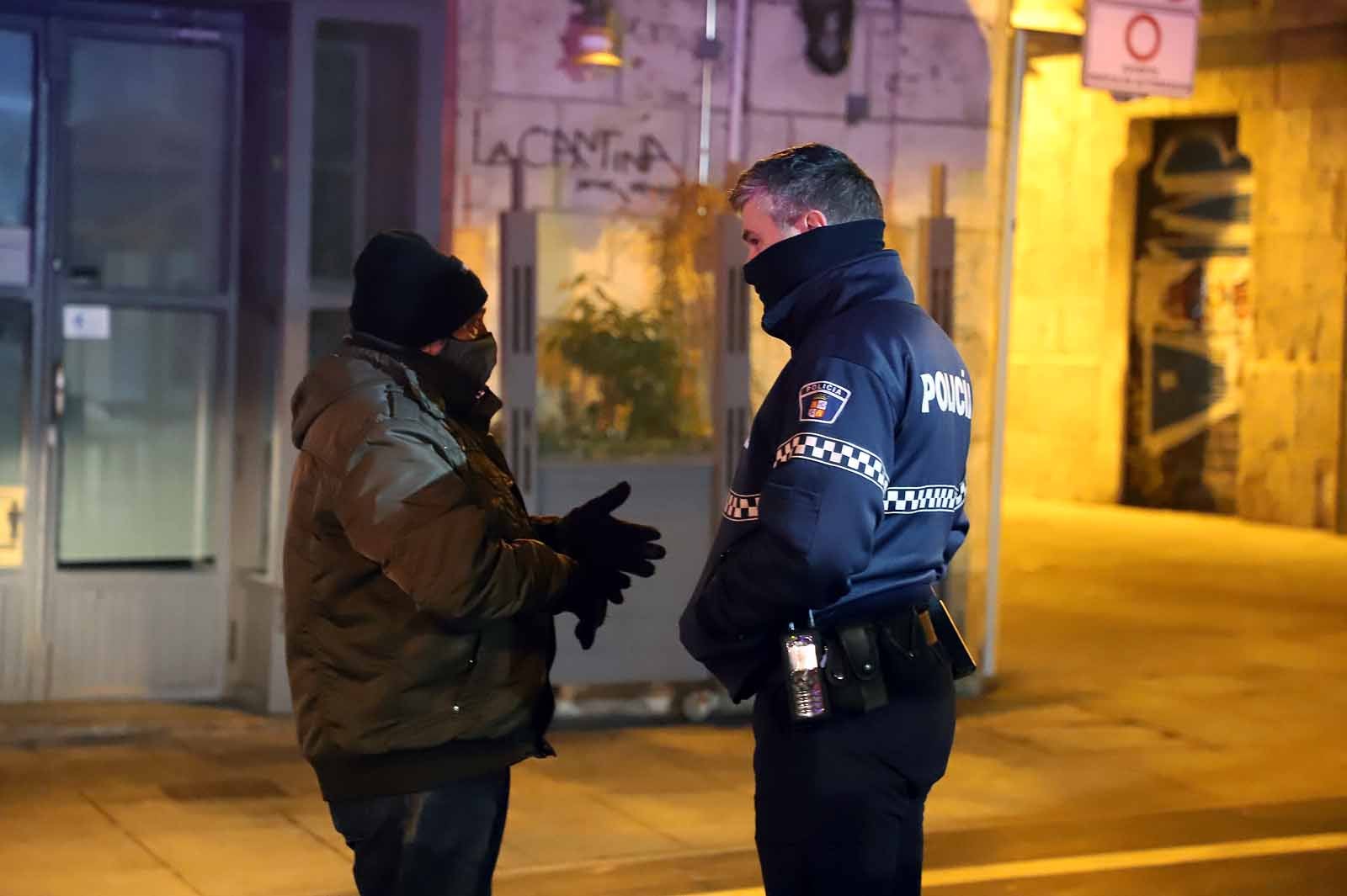 Los burgaleses se recogen a sus hogares a las 20:00 horas mientras la Policía ejercía una labor informativa.