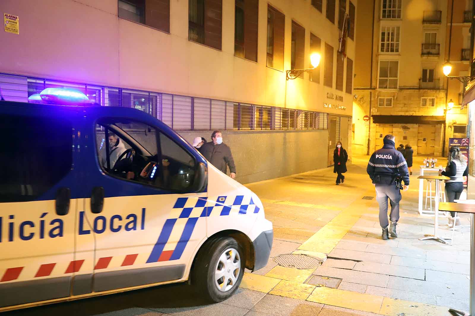 Los burgaleses se recogen a sus hogares a las 20:00 horas mientras la Policía ejercía una labor informativa.