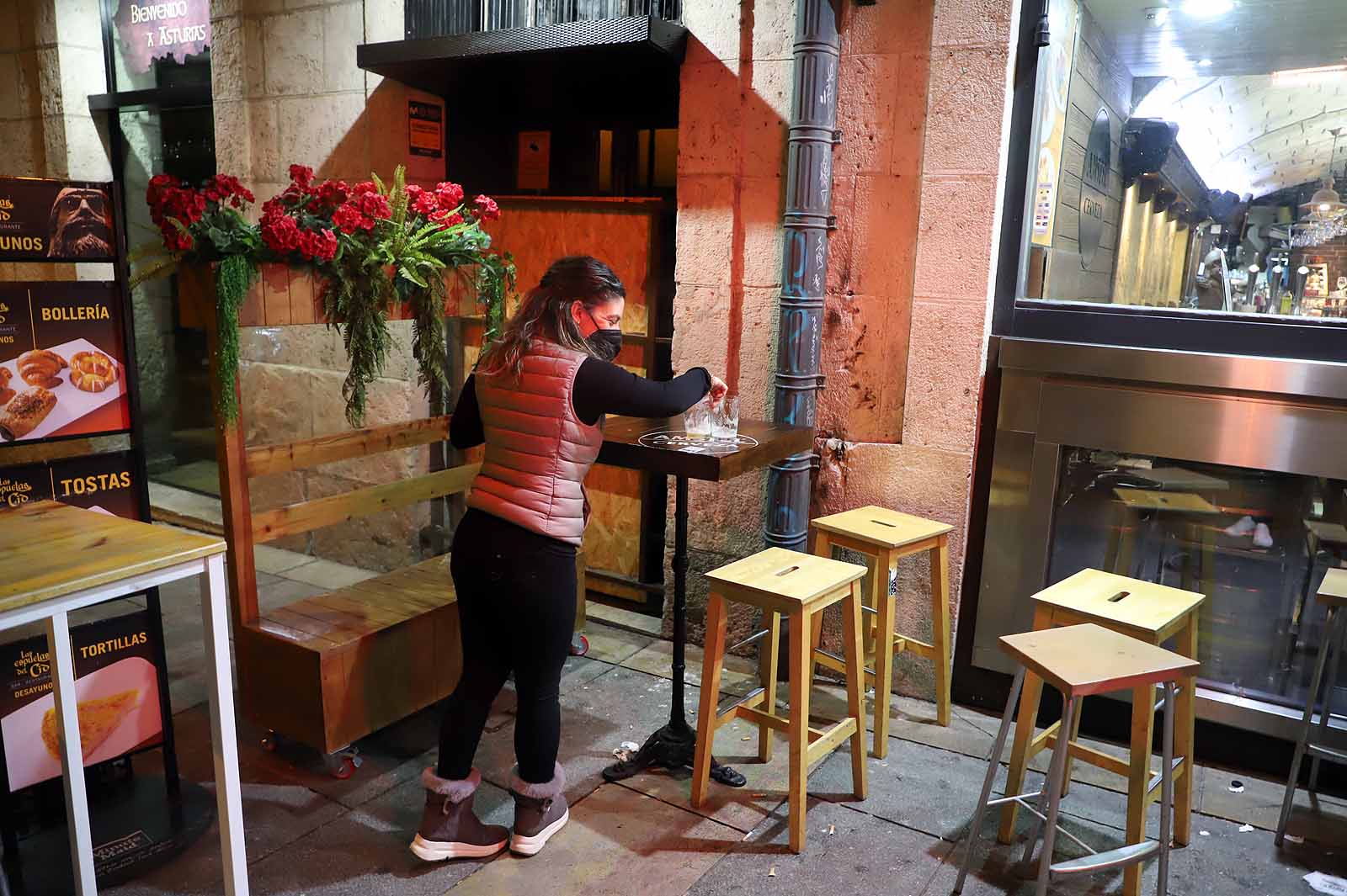 Los burgaleses se recogen a sus hogares a las 20:00 horas mientras la Policía ejercía una labor informativa.