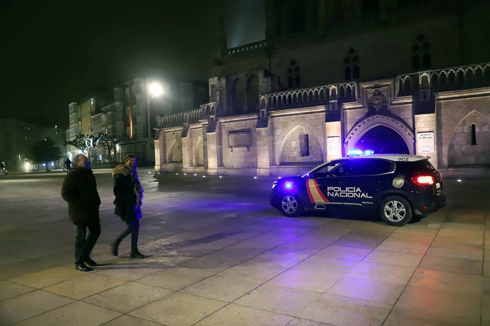 Los burgaleses se recogen a sus hogares a las 20:00 horas mientras la Policía ejercía una labor informativa.