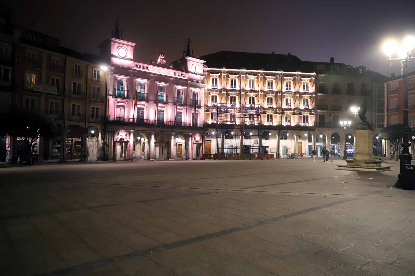 Los burgaleses se recogen a sus hogares a las 20:00 horas mientras la Policía ejercía una labor informativa.