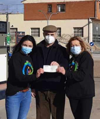 Entrega del cheque de la donación. 