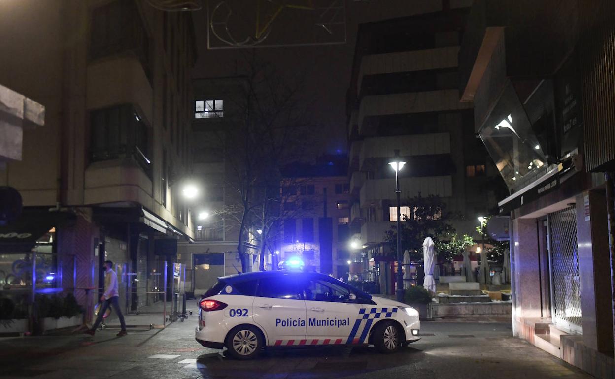 Una patrulla de la Policía Municipal controla el toque de queda.