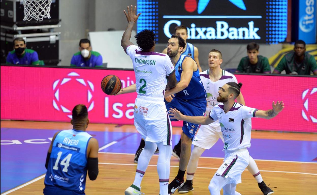 Benite da un pase interior a Rivero, en el encuentro entre el San Pablo y el Unicaja.