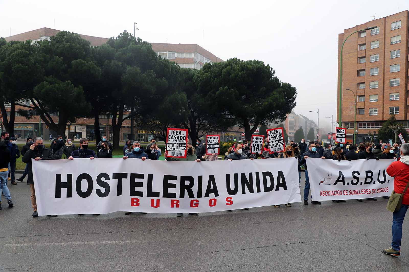 Alrededor de 250 personas se concentran en la delegación de la Junta para pedir ayudas directas para el sector.