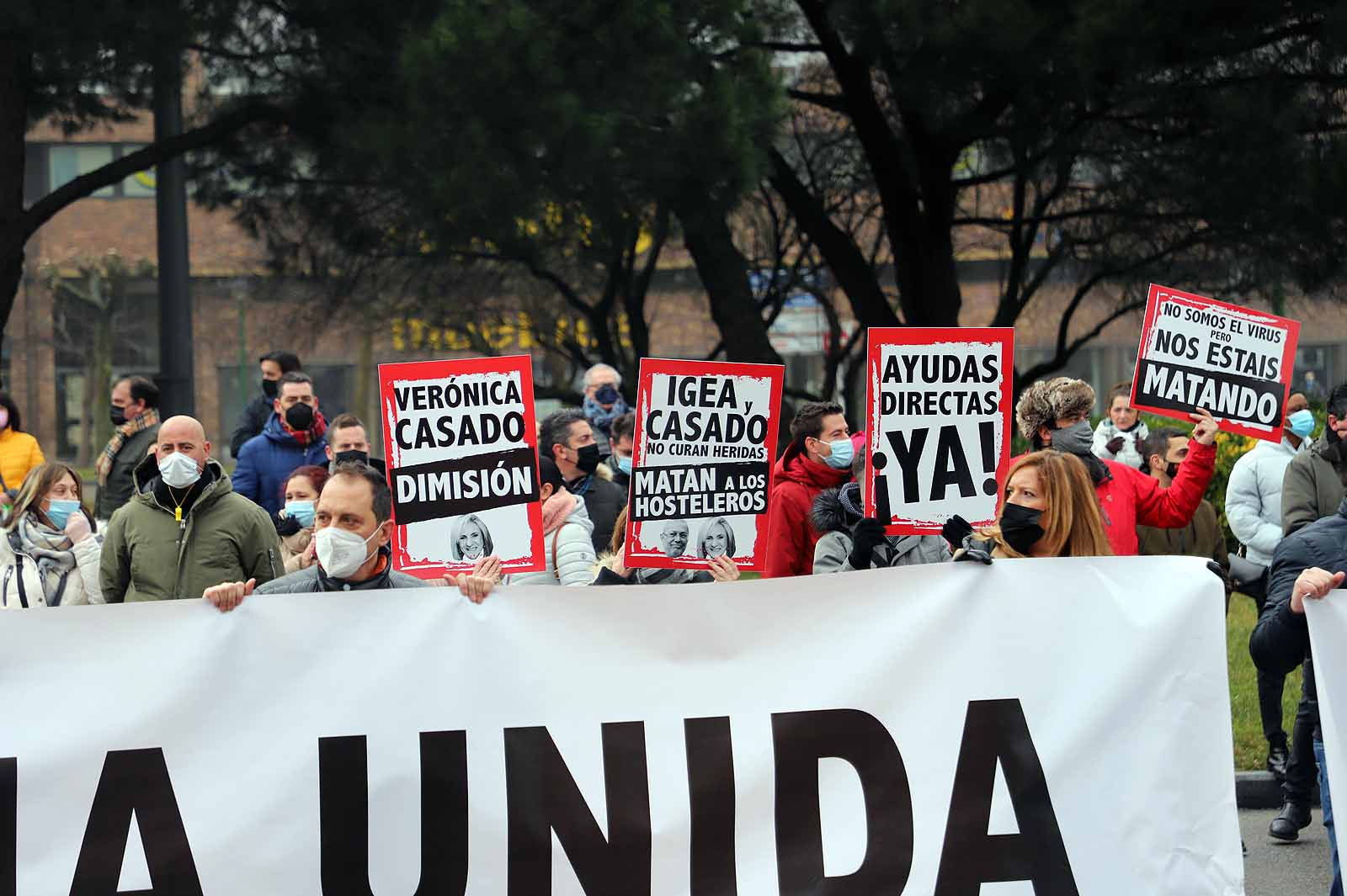 Alrededor de 250 personas se concentran en la delegación de la Junta para pedir ayudas directas para el sector.