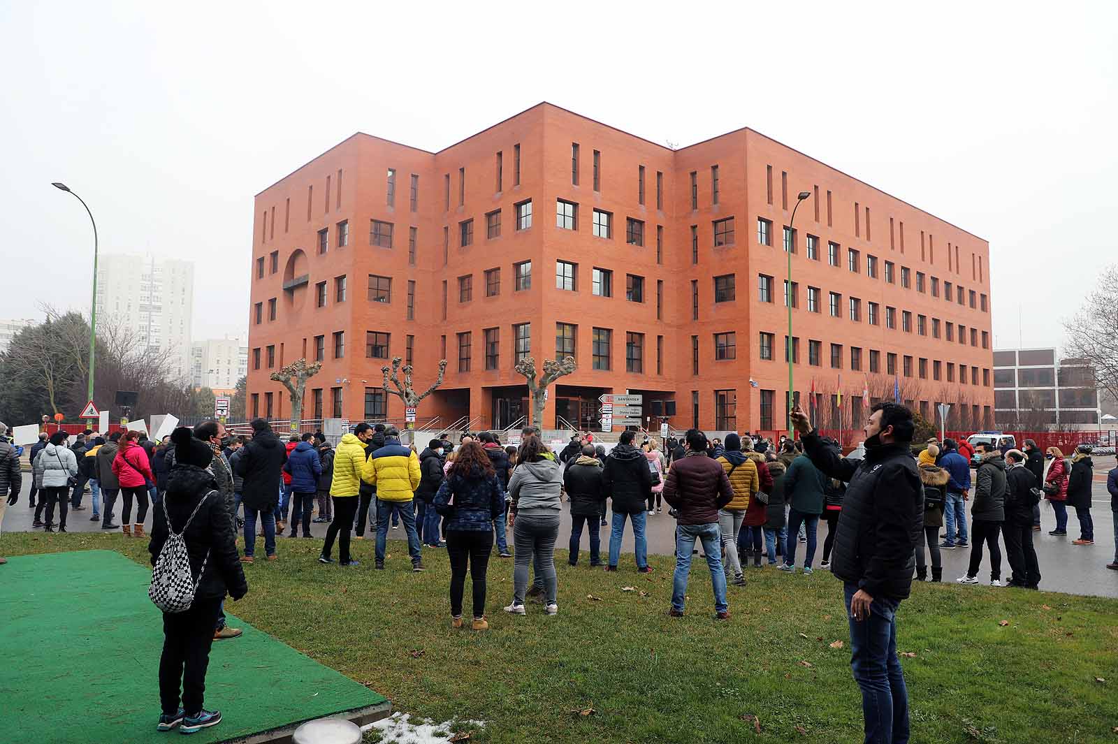 Alrededor de 250 personas se concentran en la delegación de la Junta para pedir ayudas directas para el sector.