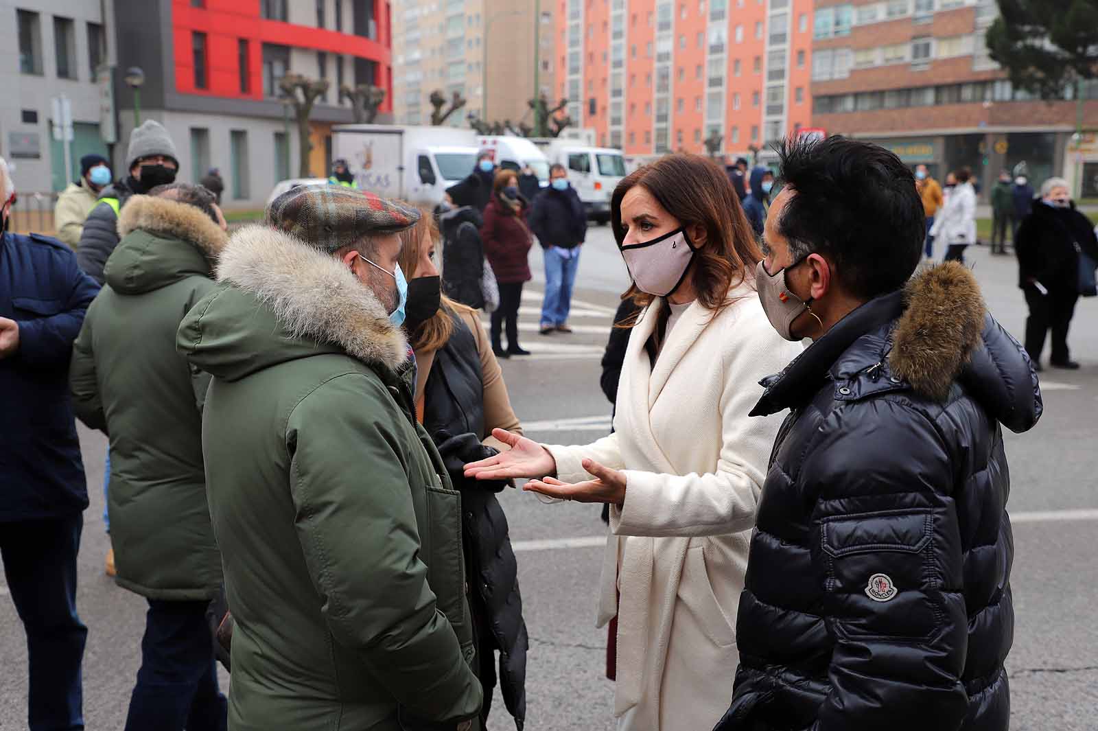 Alrededor de 250 personas se concentran en la delegación de la Junta para pedir ayudas directas para el sector.