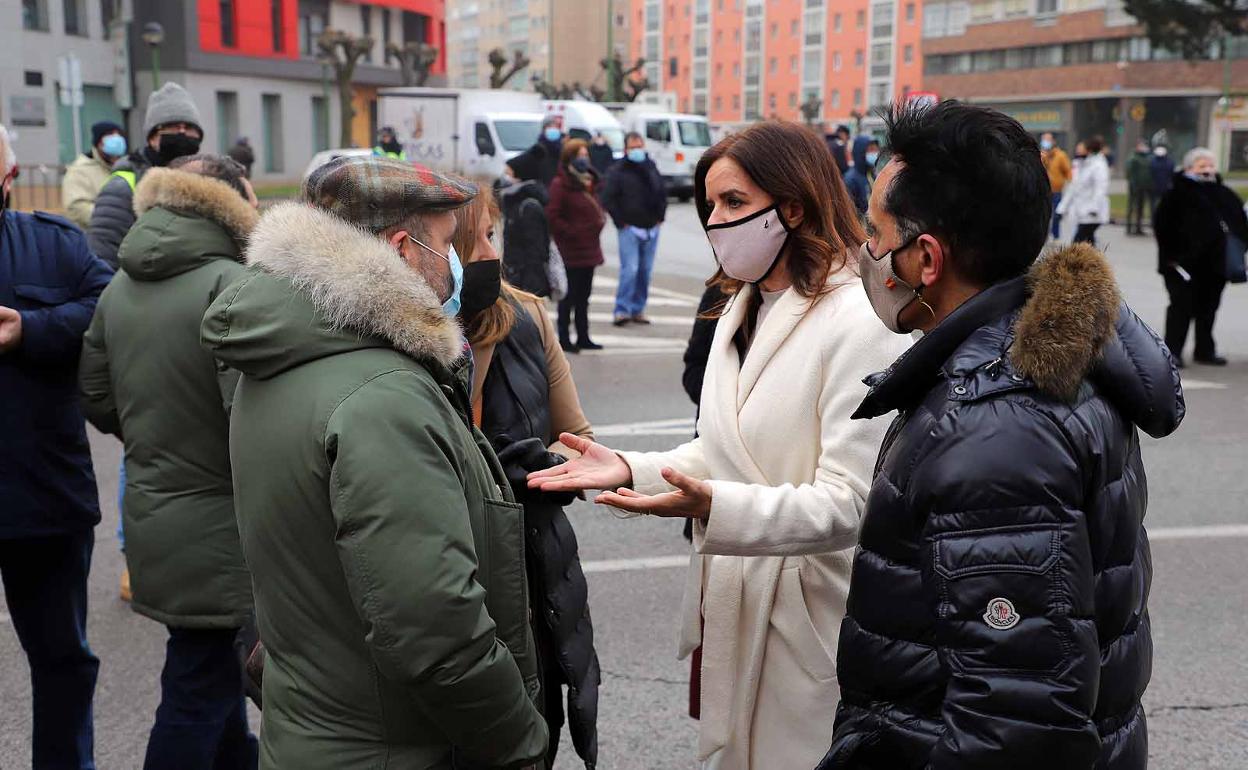 La consejera de Empleo, Carlota Amigo, dialoga con el presidente de la federación provincial de hosteleria, Fernando de la Varga.