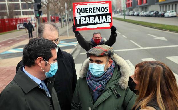 Garamendi y Benavente charlan con los hosteleros de Burgos.