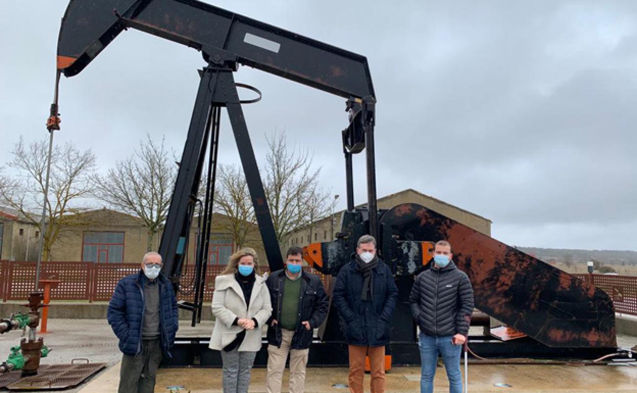 Los senadores del PP Cristina Ayala y Javier Lacalle (seguno por la derecha), en su visita a Sargentes de la Lora, junto con representantes municipales. 