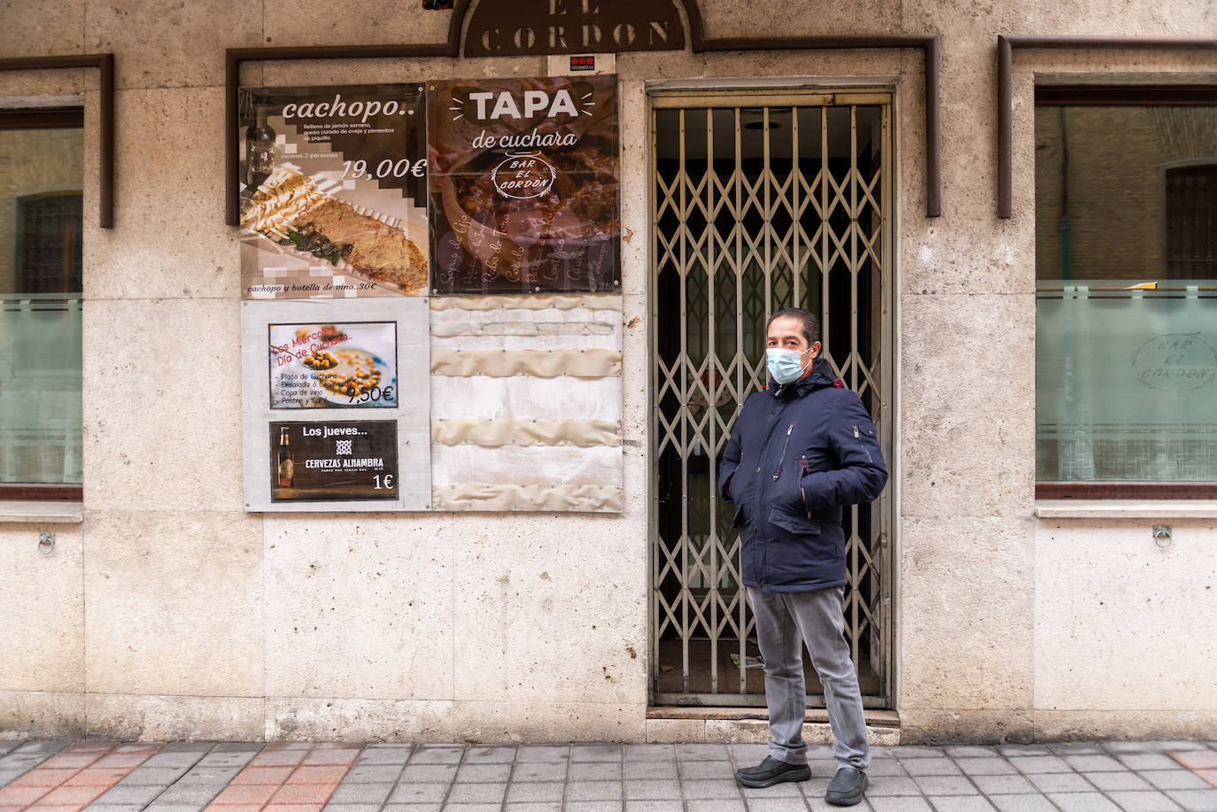 Antonino Fernández, delante del cerrado bar El Cordón.