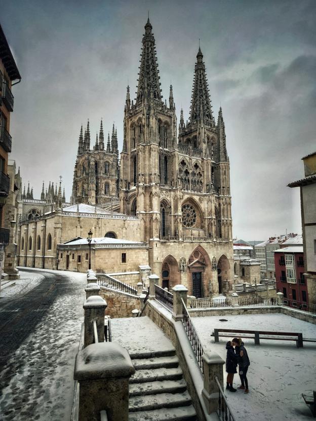 La foto de Juan José Asensio cogelaba esta muestra de amor entre Laura y Sergio frente a la Catedral de Burgos.