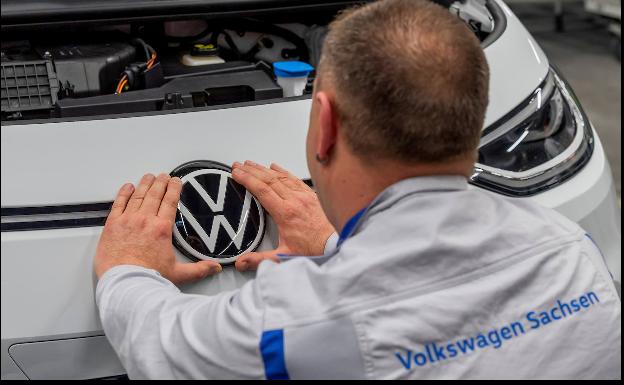 Fotografía de archivo de un empleado de Volkswagen trabajando en una de las fábricas de la compañía