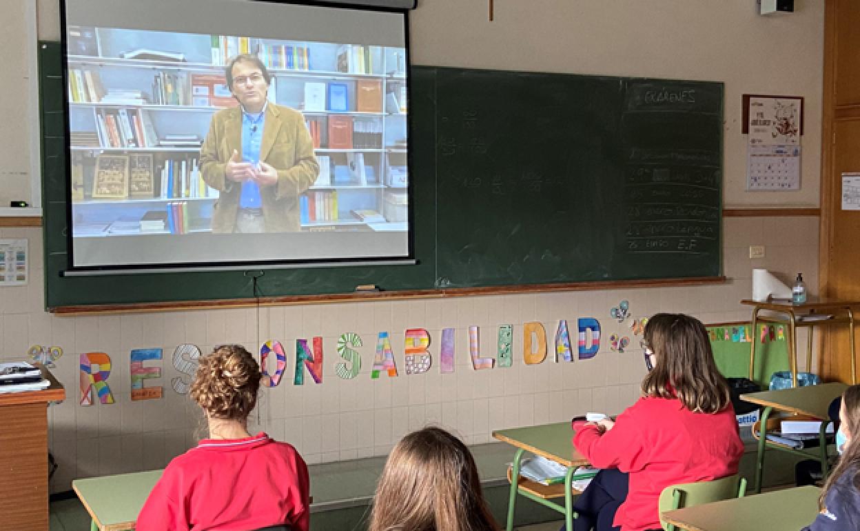 Alumnas del colegio La Salle siguen una de las clases. 