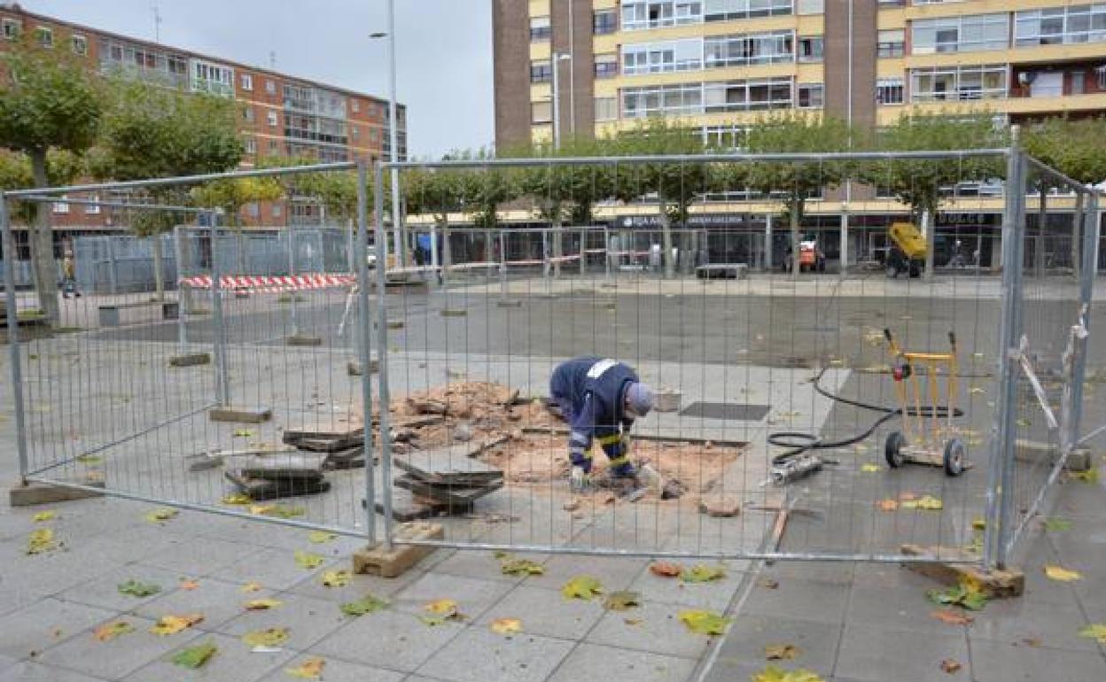 Imagen del inicio de las obras en la Plaza de Santiago. 