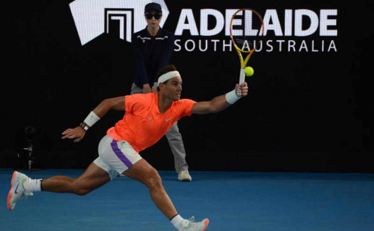 Rafa Nadal golpea una bola durante el partido. 