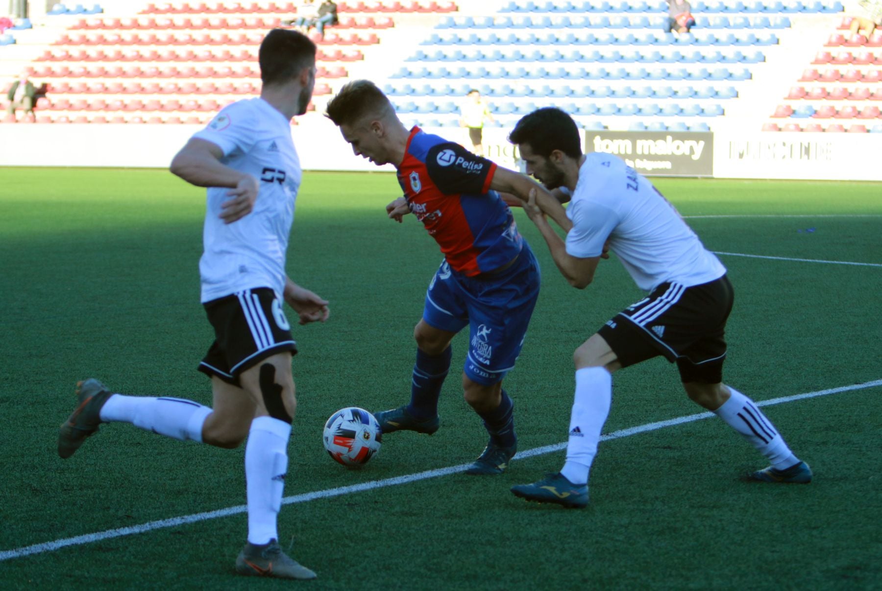 Fotos: El Burgos reacciona y supera al Langreo