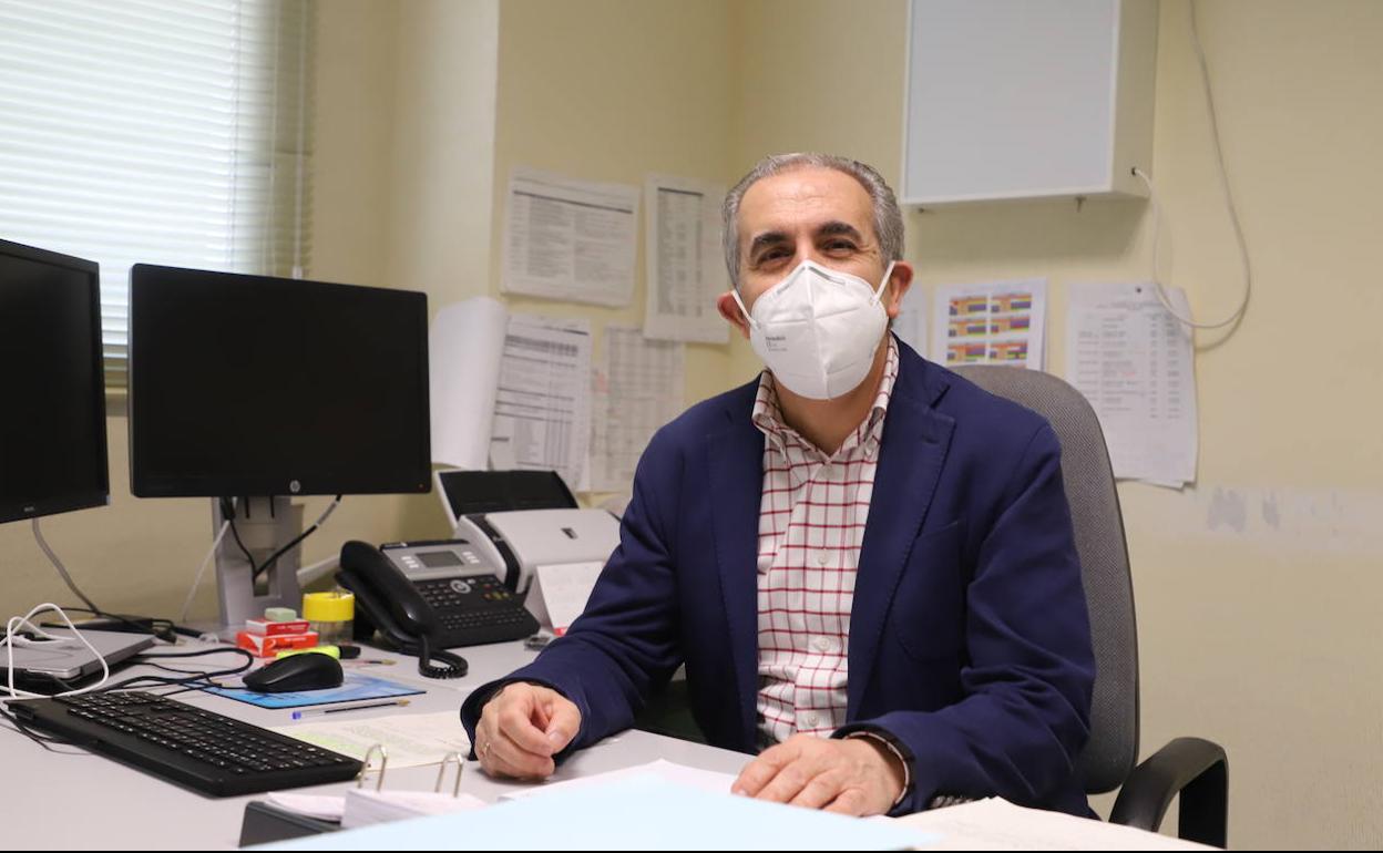Amador Martínez, en su despacho del Instituto de Medicina Legal de Burgos.