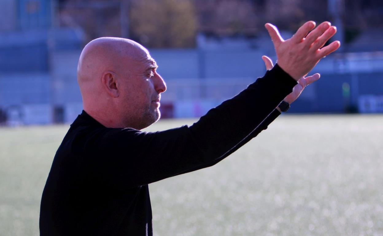 Calero, corrigiendo a sus jugadores durante el encuentro. 