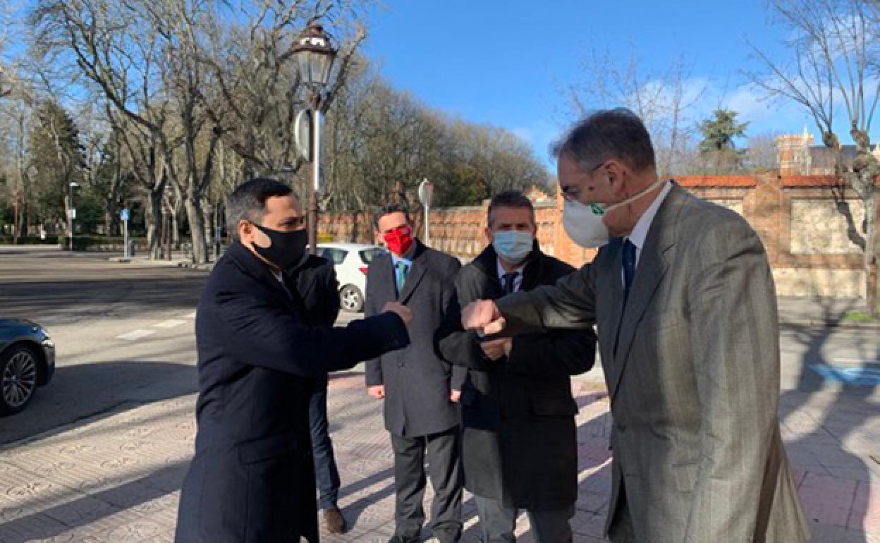 Saludo entre el embajador de Azerbaiyán (izda.) y el presidente de FAE. 