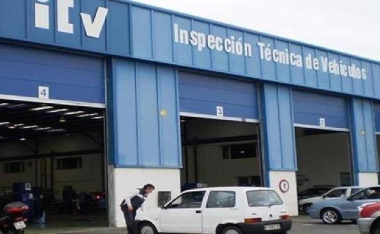 Investigado un conductor por falsedad en el uso de una pegatina de ITV