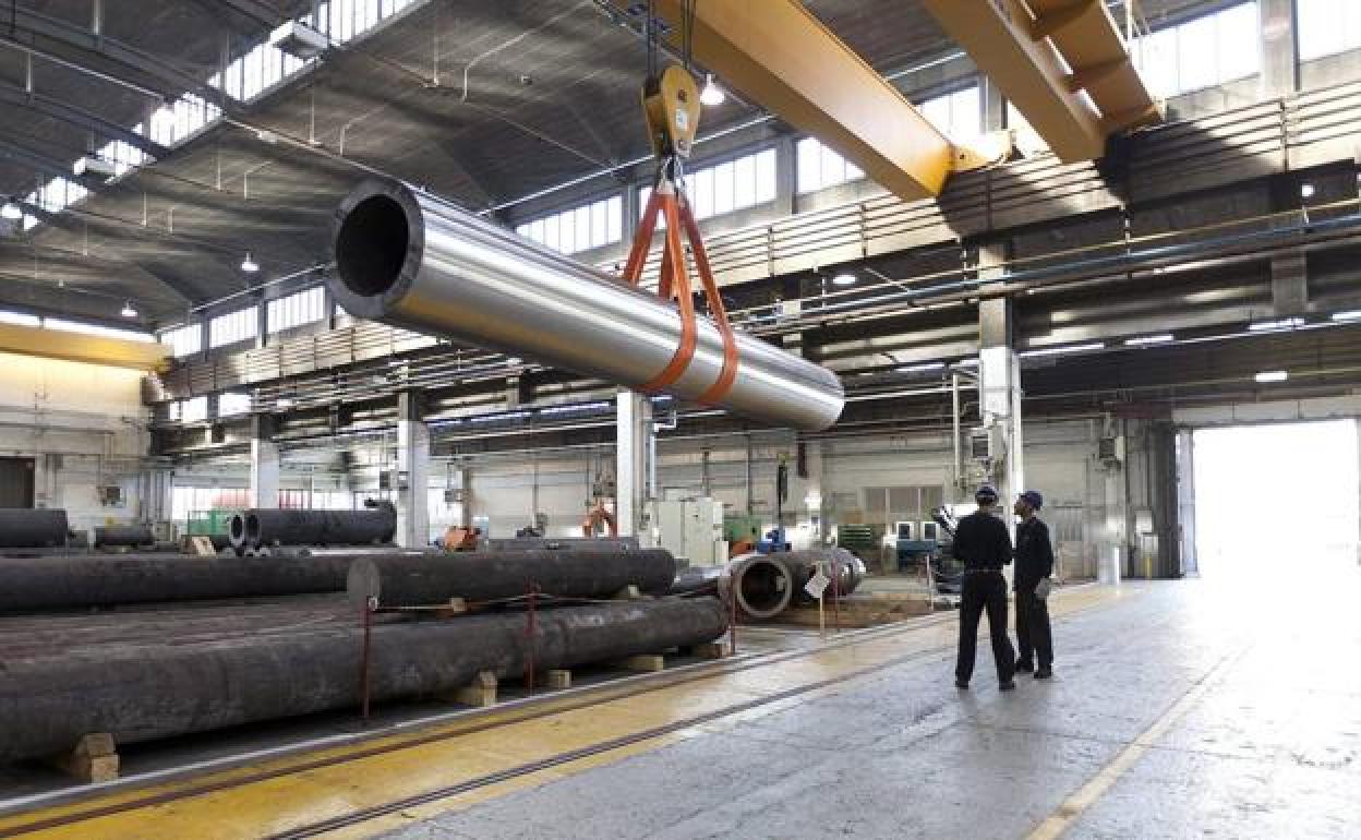 Trabajadores en una planta de Tubacex 