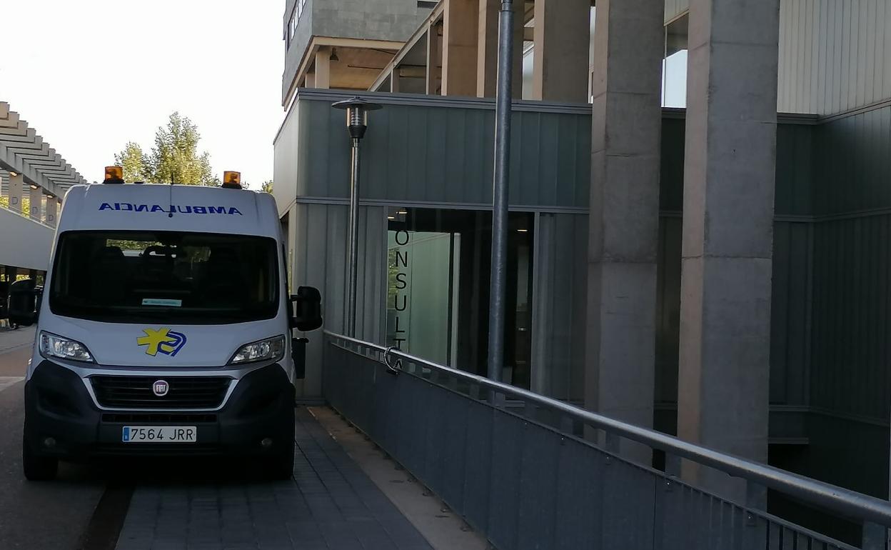 Ambulancia en el acceso a consultas del HUBU.