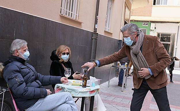 Sanidad alivia las medidas por covid en 38 municipios y las endurece en otros 10 