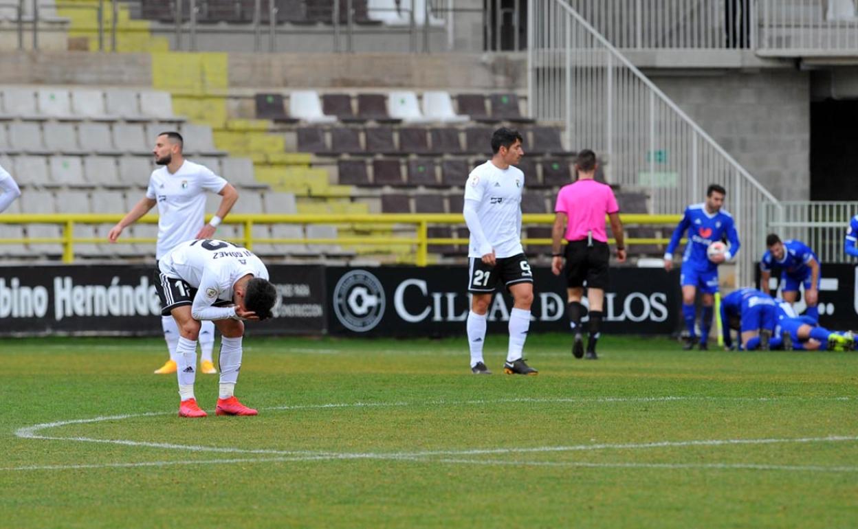 Los jugadores del Burgos CF se lamentan tras el empate en el 94 del Covadonga.