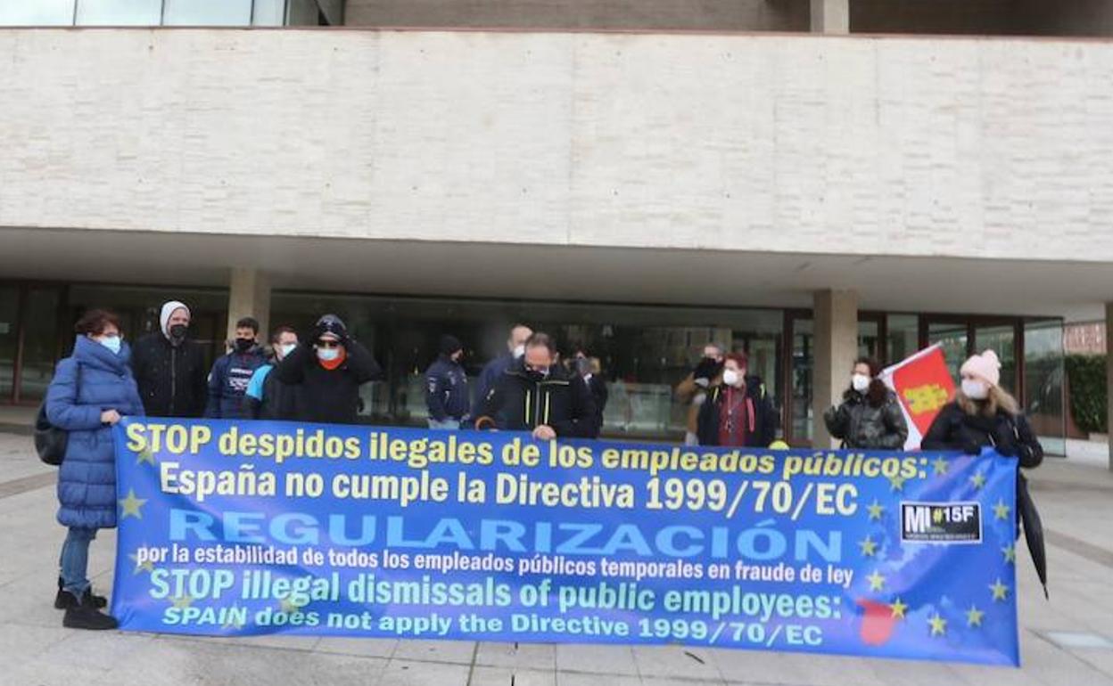 Una veintena de trabajadores temporales de la Administración se concentran fente a las Cortes. 