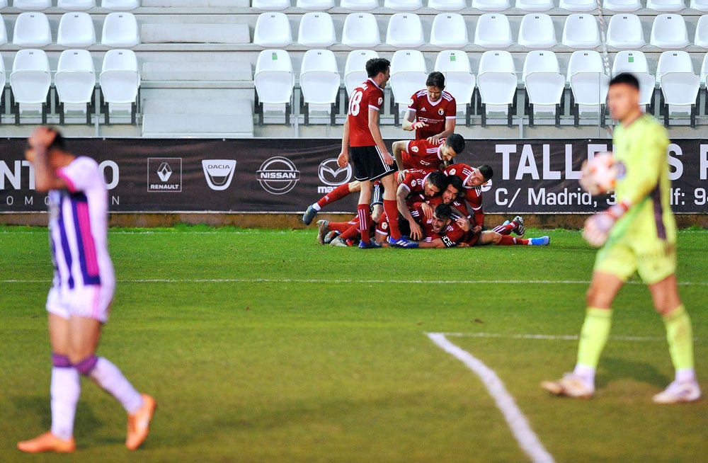 Fotos: El Burgos CF, más líder