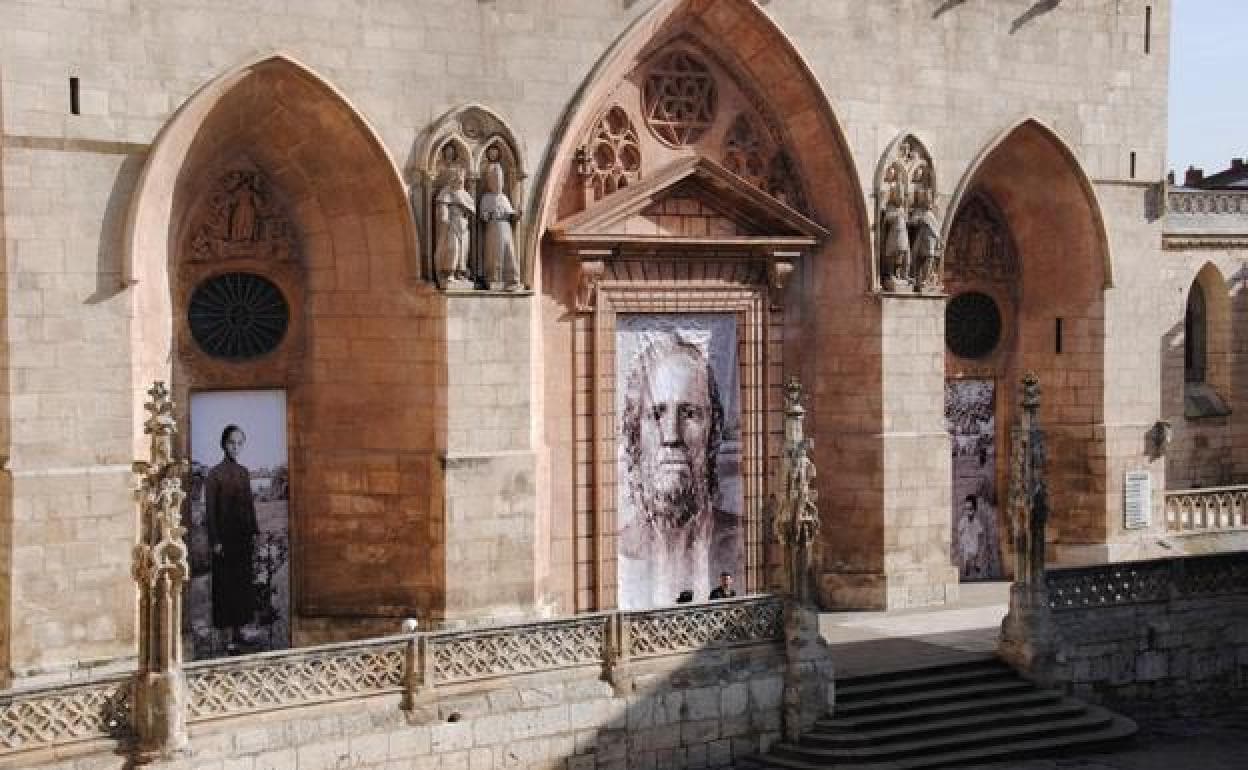 Profesionales y ciudadanos se movilizan contra el «atropello» artístico de las nuevas puertas de la Catedral de Burgos